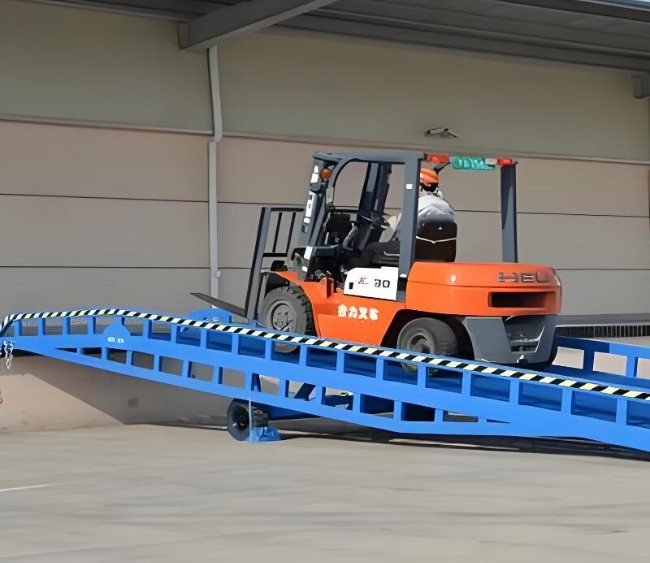 新乡移动式卸货平台（叉车用）